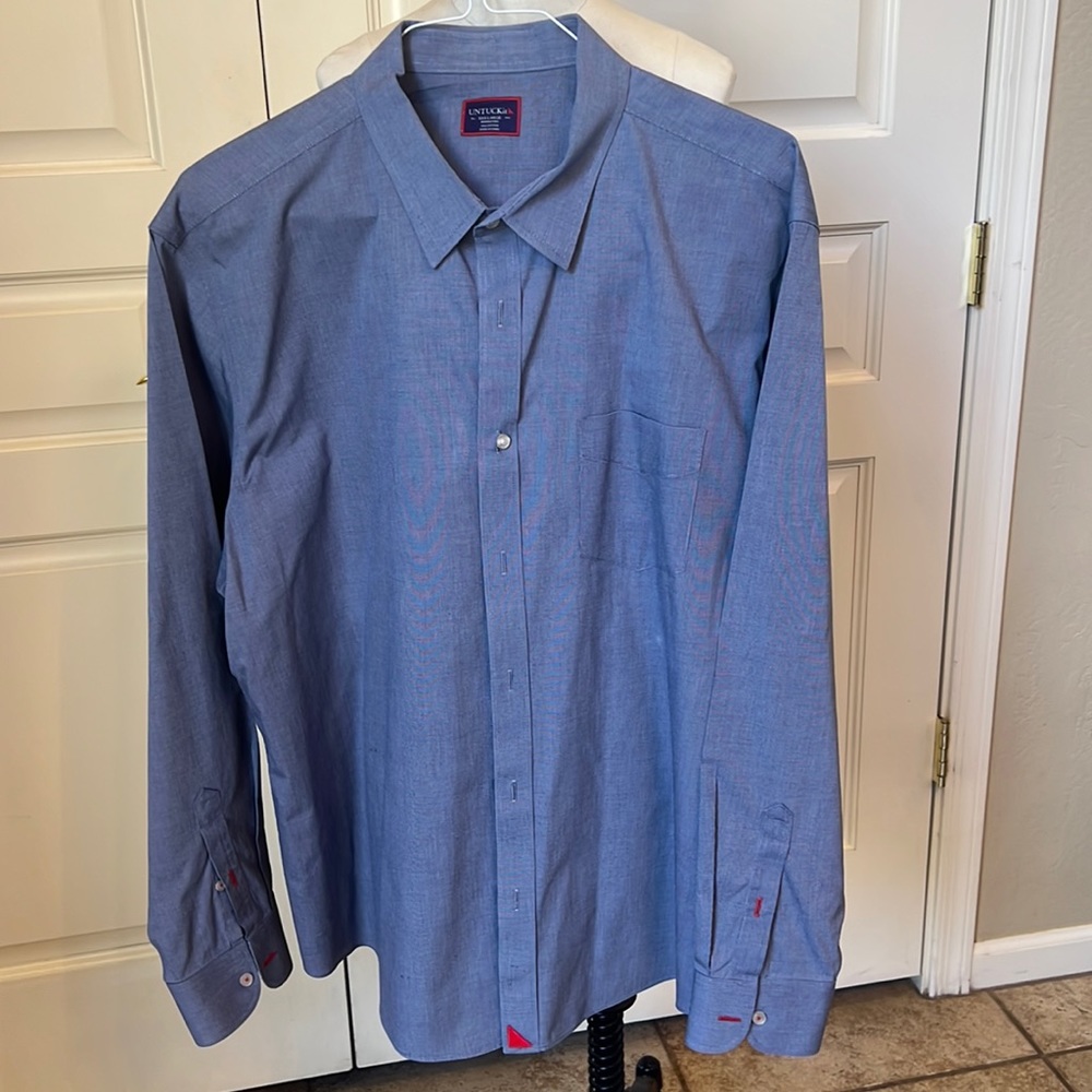UNTUCKit Men’s long sleeved buttoned down shirt